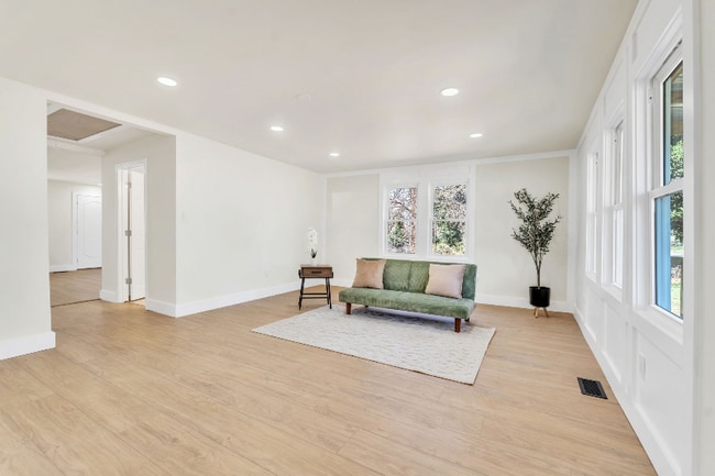 805 W Fairview Ave