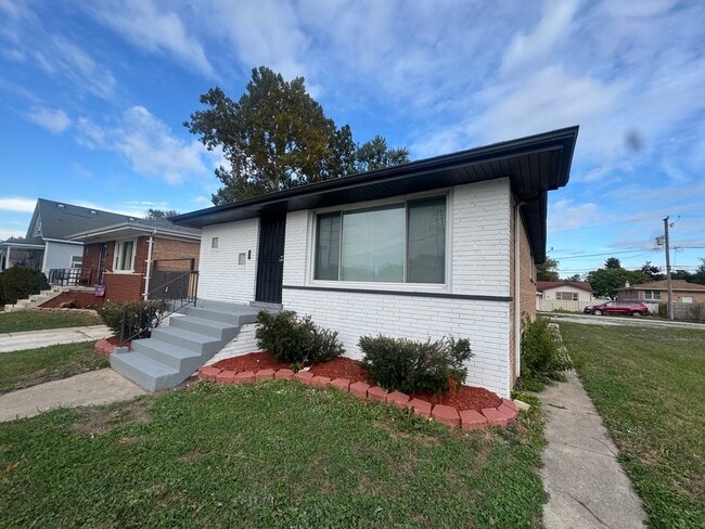 Building Photo - 14527 Irving Ave