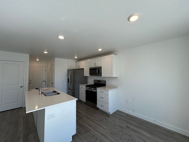 Photo - 3 Bedroom 2.5 Bathroom Townhouse in Eagle Mountain!