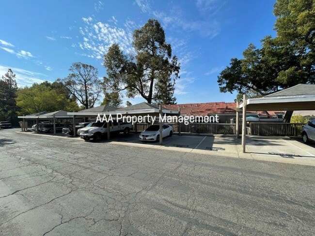 Building Photo - Concord Beautiful 4 bedroom 2.5 bathroom townhouse, 1496 sq ft available now!