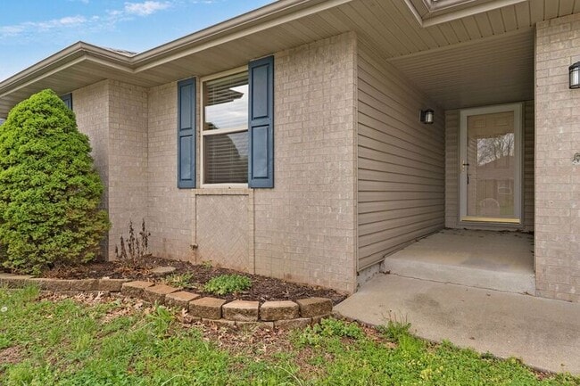 Photo - 841 S Hazelnut Ave