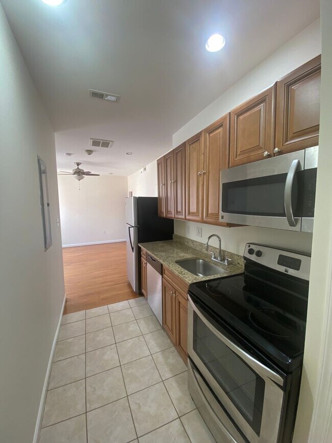 Building Photo - Stunning Newly Updated, Modern Studio Avai... Unit 9 Rental