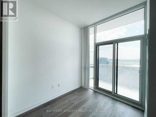 Photo - 28 Interchange Wy Unité 1911