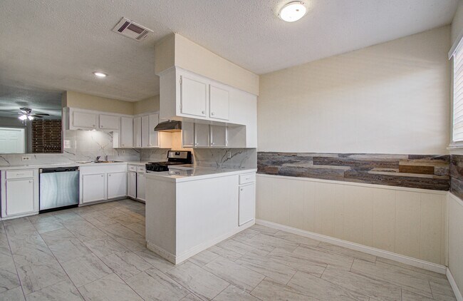 Photo - 8820 Bissonnet St