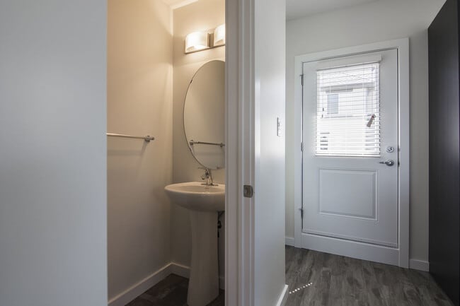 Photo - 655-655 Watt Blvd SW