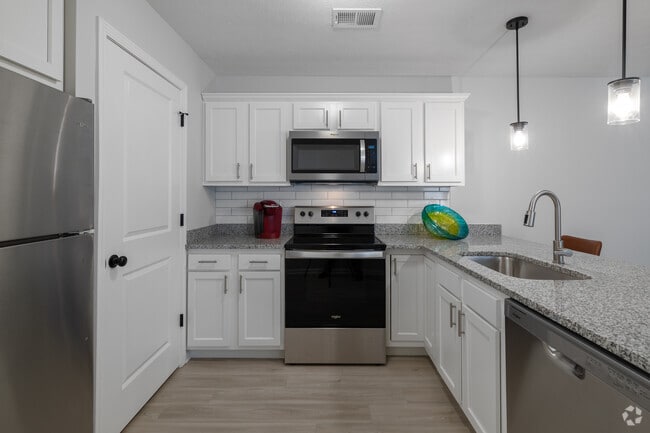 2BR, 2BA - 1,067SF Kitchen - Klerner Lane Apartments