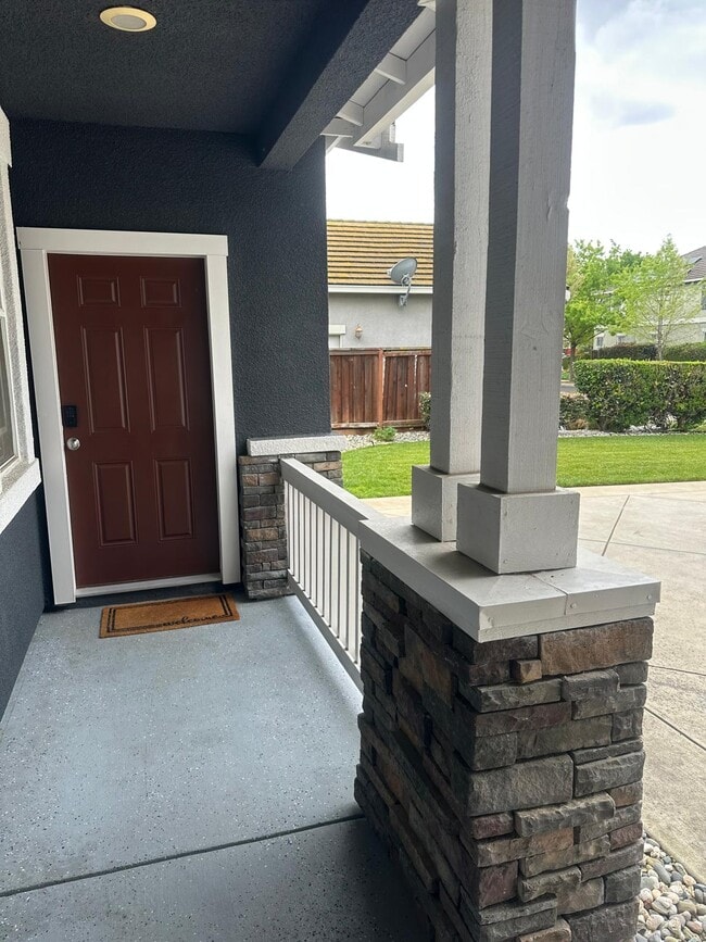 Entrada a la familia política - 1764 La Pergola Dr