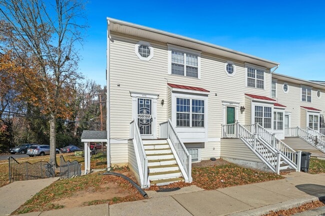 Photo - THREE BEDROOM 2.5 BATH TOWNHOME IN PRISTINE CONDITION IS AVAILABLE FOR IMMEDIATE OCCUPANCY IN RIV...