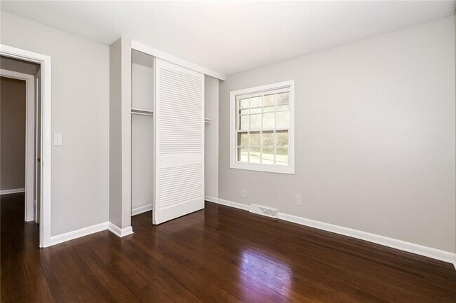 Photo - 439 Scott Blvd