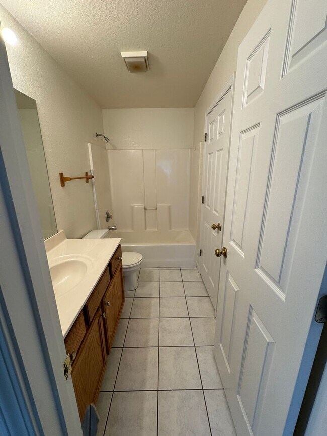 Photo - 1591-1593 N Doulton Dr Unit 1591