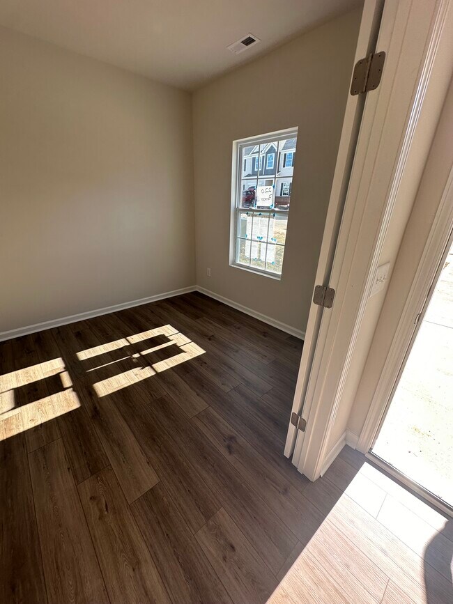 Photo - 220 Paneer Ln