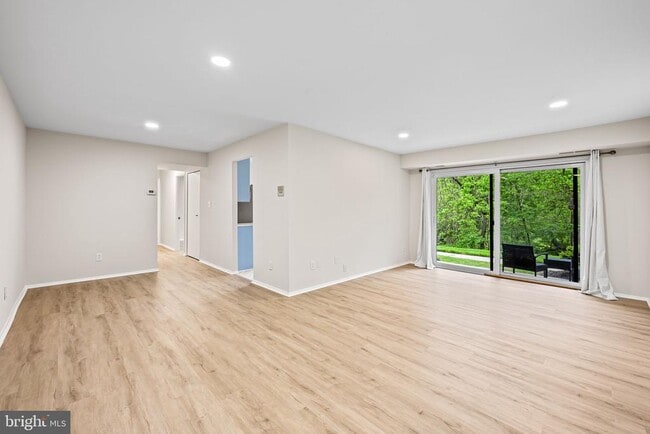 Building Photo - 1 Summit Hill Ct Unit T2