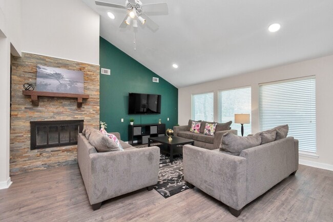 Photo - 902 Golden Bear Ln