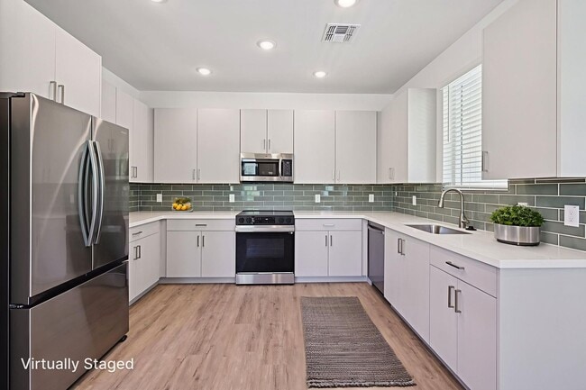 Building Photo - 2125 E Voltaire Ave