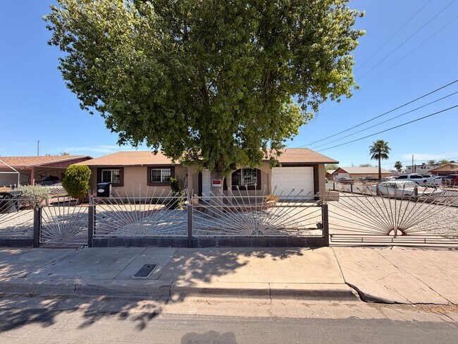 Photo - Single Story *NO* Carpet + *NO* HOA Avondale Home For Rent!