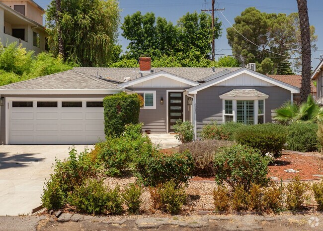 Building Photo - *Unfurnished* Gorgeous 4-Bed Oasis with Po... Rental