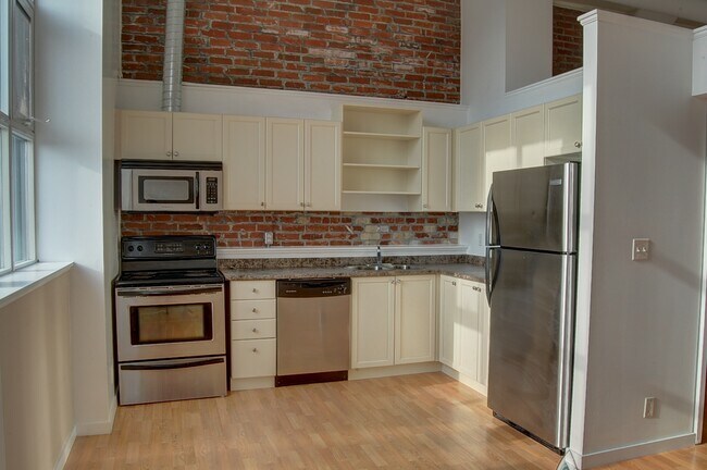 Photo - 404 King St W