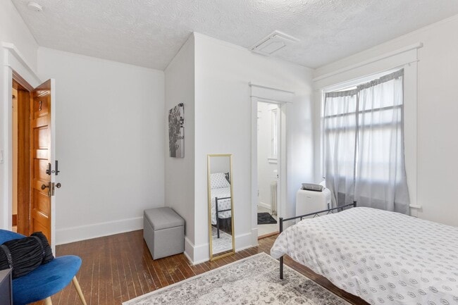 Building Photo - Your home away from home: Discover our ama... Unit 1 - Bed 2