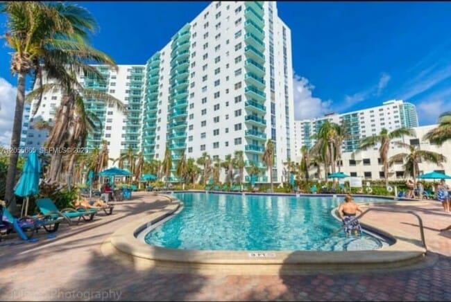 Building Photo - 3901 S Ocean Dr Unit 2Z