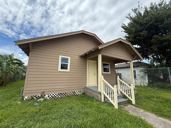 Building Photo - 905 W Cavalcade St Rental