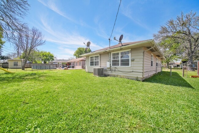 Building Photo - 602 N Circle Dr