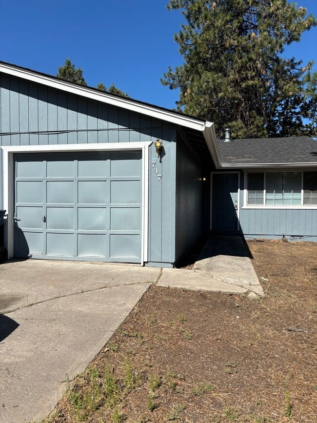 Building Photo - 747/749 Centennial St Rental