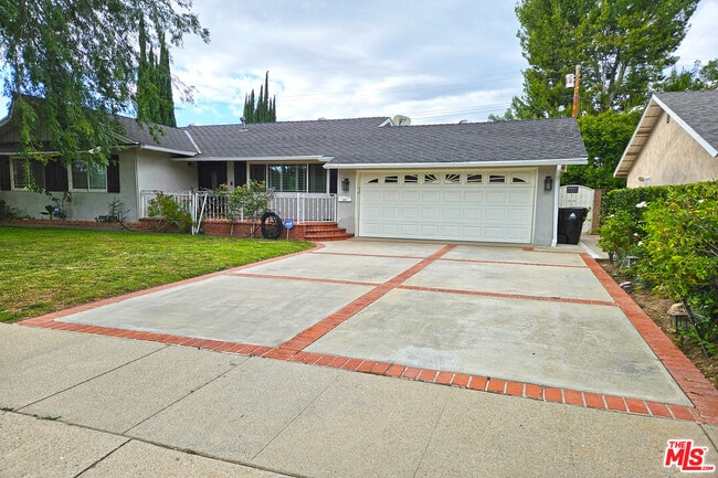 Building Photo - 22337 Cantara St