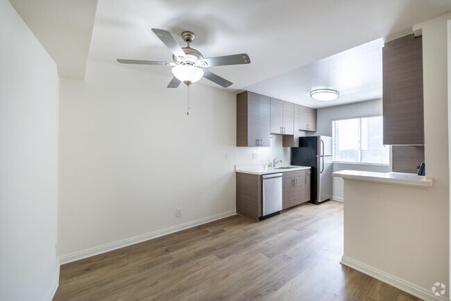 1BR, 1BA - 925SF - Dining Room - Vista Real Apartments
