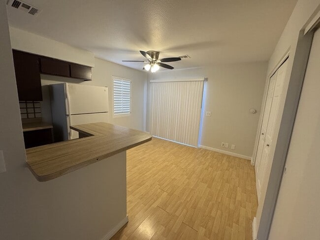 Photo - Well Maintained Condo in La Cresenta Unidad APT 8