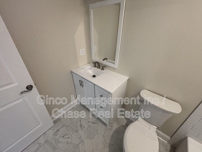 Photo - 11116 Front St