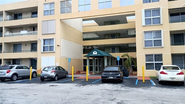 Building Photo - 8321 NW 7th St Unit 1-206