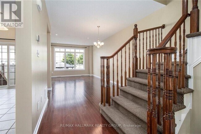 Photo - 492 Dundonald Dr