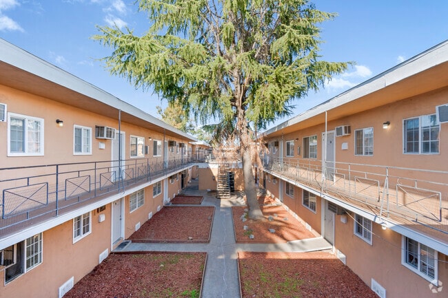 Fairfield Commons - Fairfield Commons Apartments