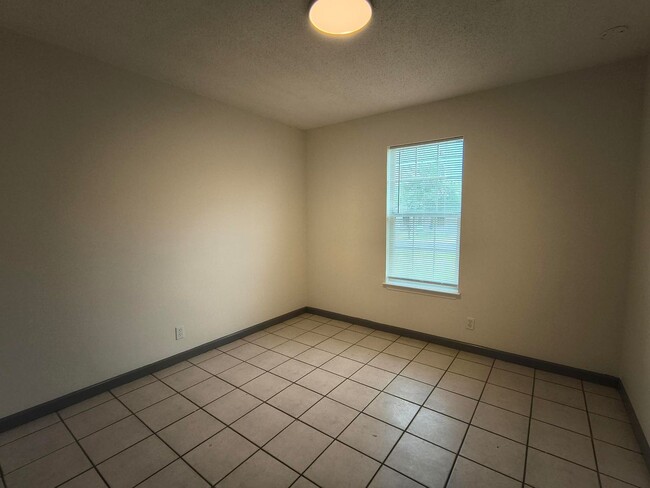 Photo - Nice 3 bedroom 2 bath home FRESHLY painted AVAILABLE NOW!