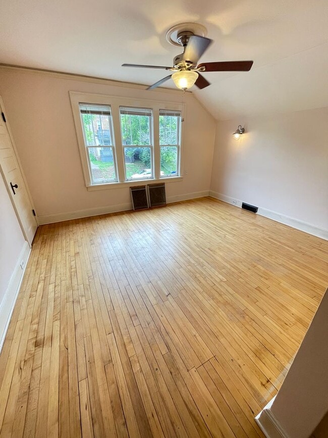 Photo - 310 E 5th St Unidad Upper