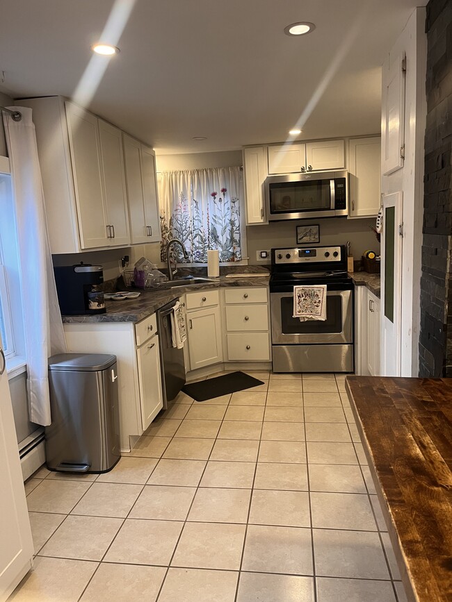 Building Photo - 66 Hill St Unit Hill st apartment