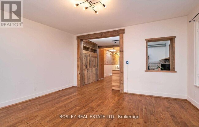 Photo - 2994 Dundas St W