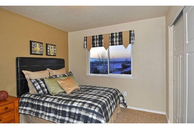 Photo - 2121 Saison St