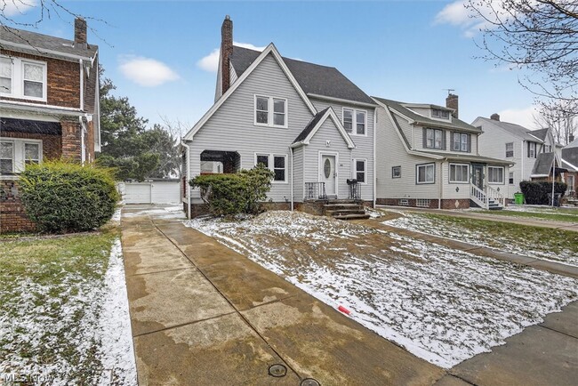 Photo - 231 E 210th St