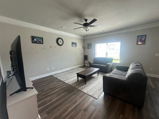 Photo - Spacious 4 bed, 2.5 bath Home with Neighborhood Amenities!