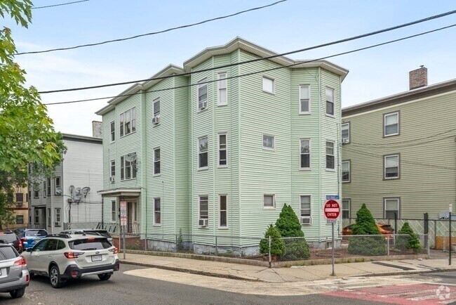 Building Photo - 105 Walnut St Unit 2 Rental