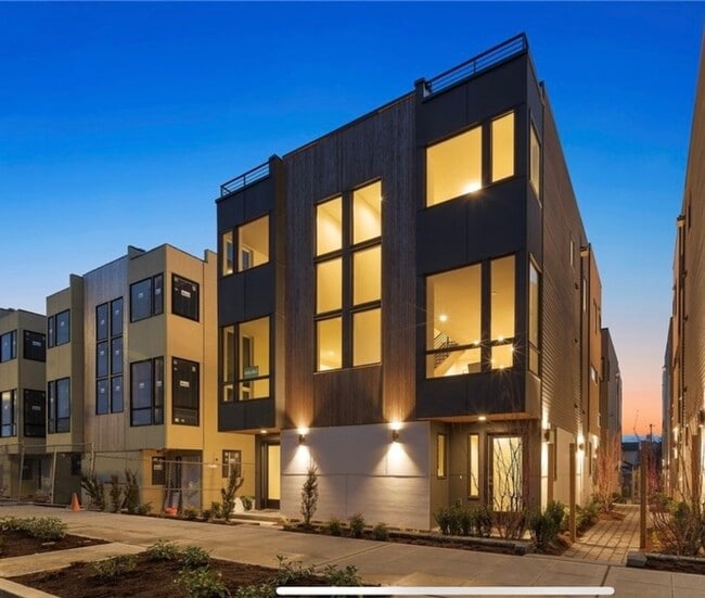 Building Photo - Stunning townhome with a fresh new modern ...