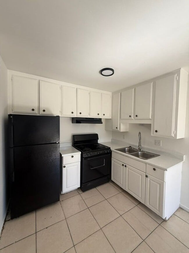 Building Photo - 2512 Tulip Ln Unit 04C