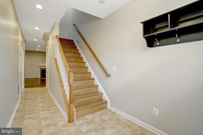 Building Photo - 6927 Rolling Creek Way