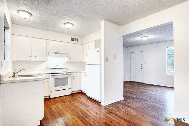 Photo - 728 Old Martindale Rd