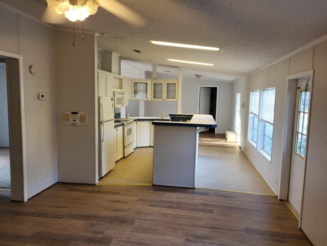 Photo - 829 Louise St