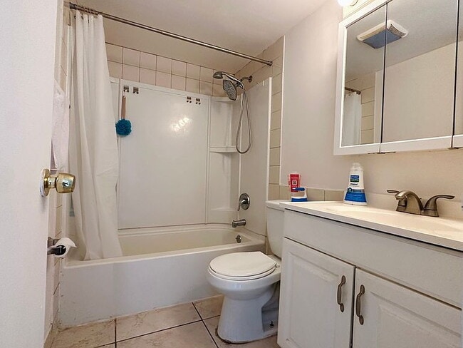 Building Photo - "Cozy 1-Bedroom Gem with Elegant Hardwood ... Unit 123 Rental