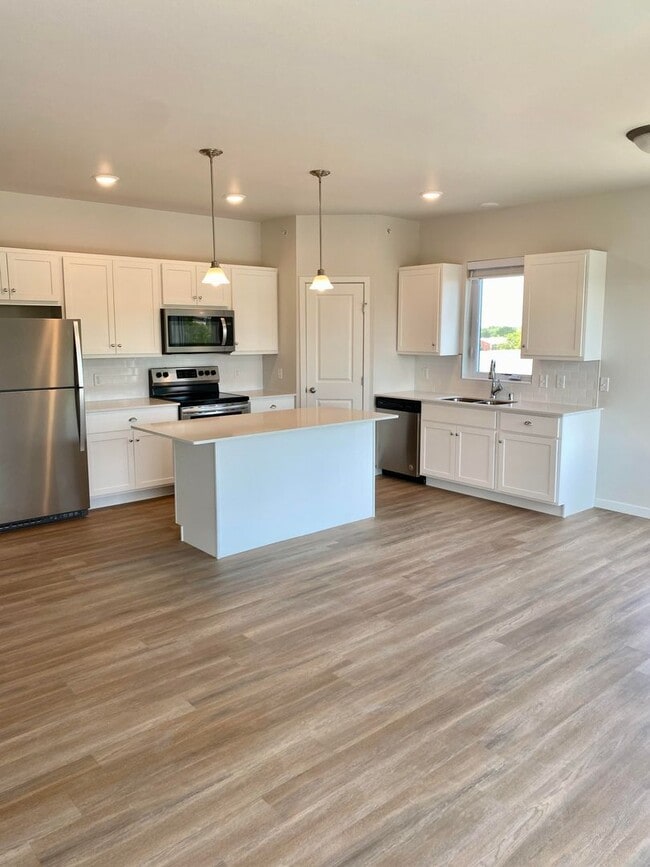 Deephaven Apartments