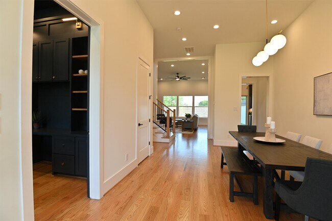 Photo - 1733 Du Barry Ln