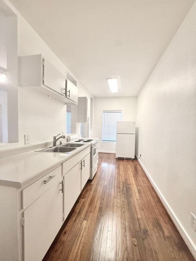Photo - Adorable downstairs 1/1 Classic 8-plex near The Menil Collection! Unit MAN21D